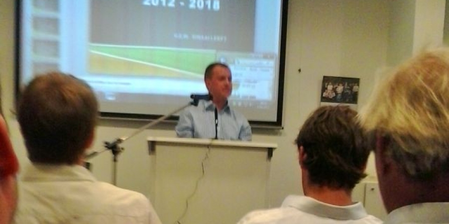 Karel spreekt op de dorpsraad van Sinaai Karel spreekt op de dorpsraad van Sinaai