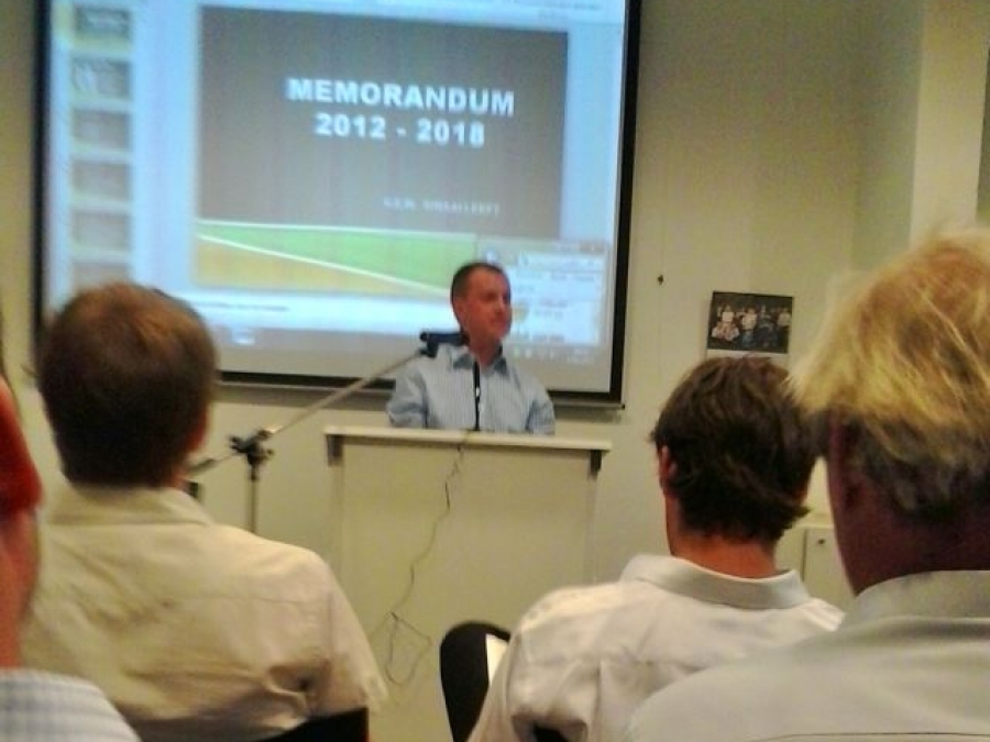 Karel spreekt op de dorpsraad van Sinaai Karel spreekt op de dorpsraad van Sinaai